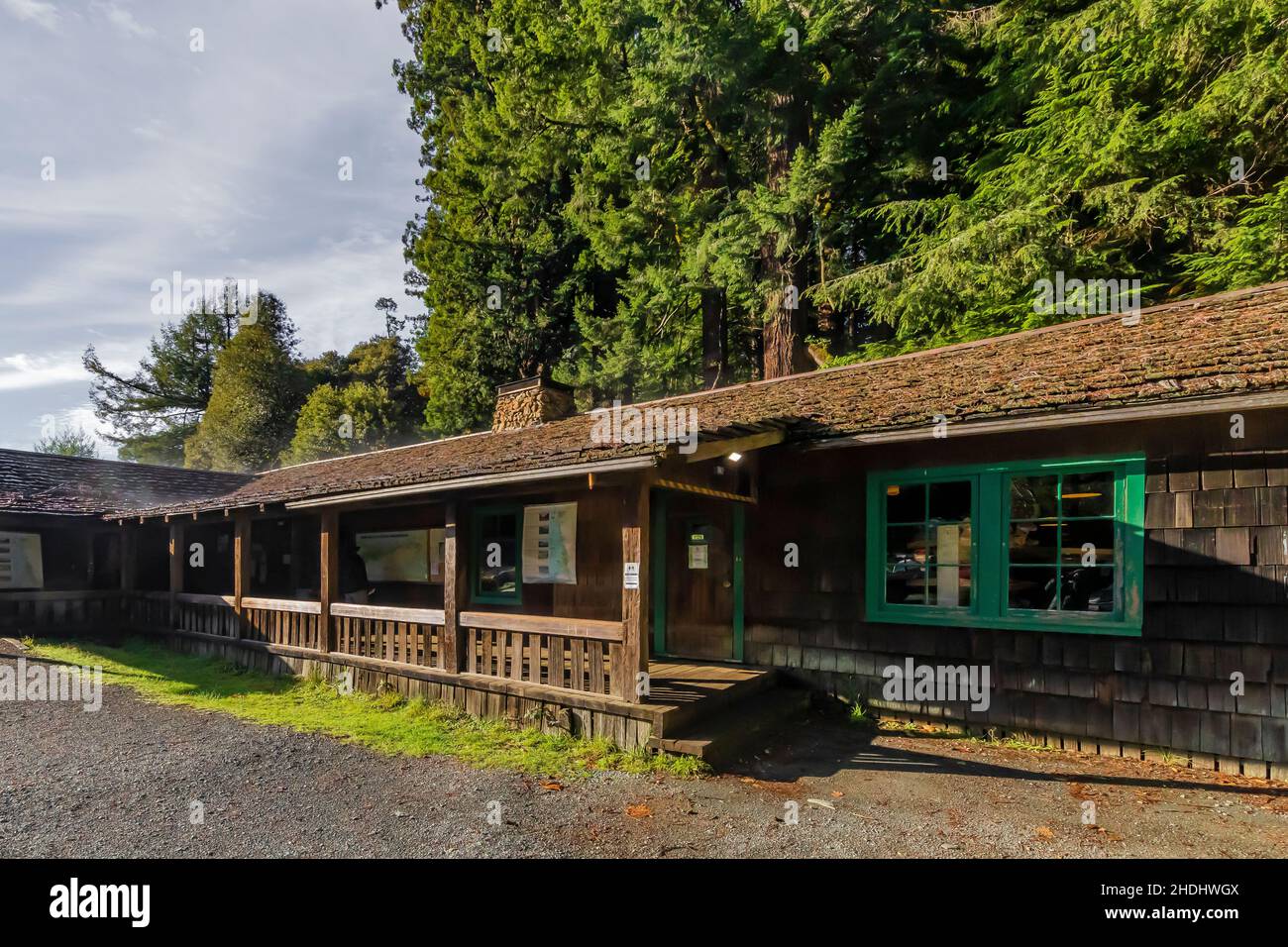 Besucherzentrum, das vom CCC in der Nähe des Redwood National and State Parks, Kalifornien, USA, gebaut wurde Stockfoto