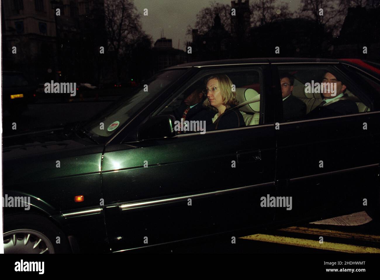 Gordon Brown, Labour-Abgeordneter und Schatzkanzler der Blair-Regierung, kommt 1998 in seinem Ministerwagen in das Parlamentsgebäude. Stockfoto