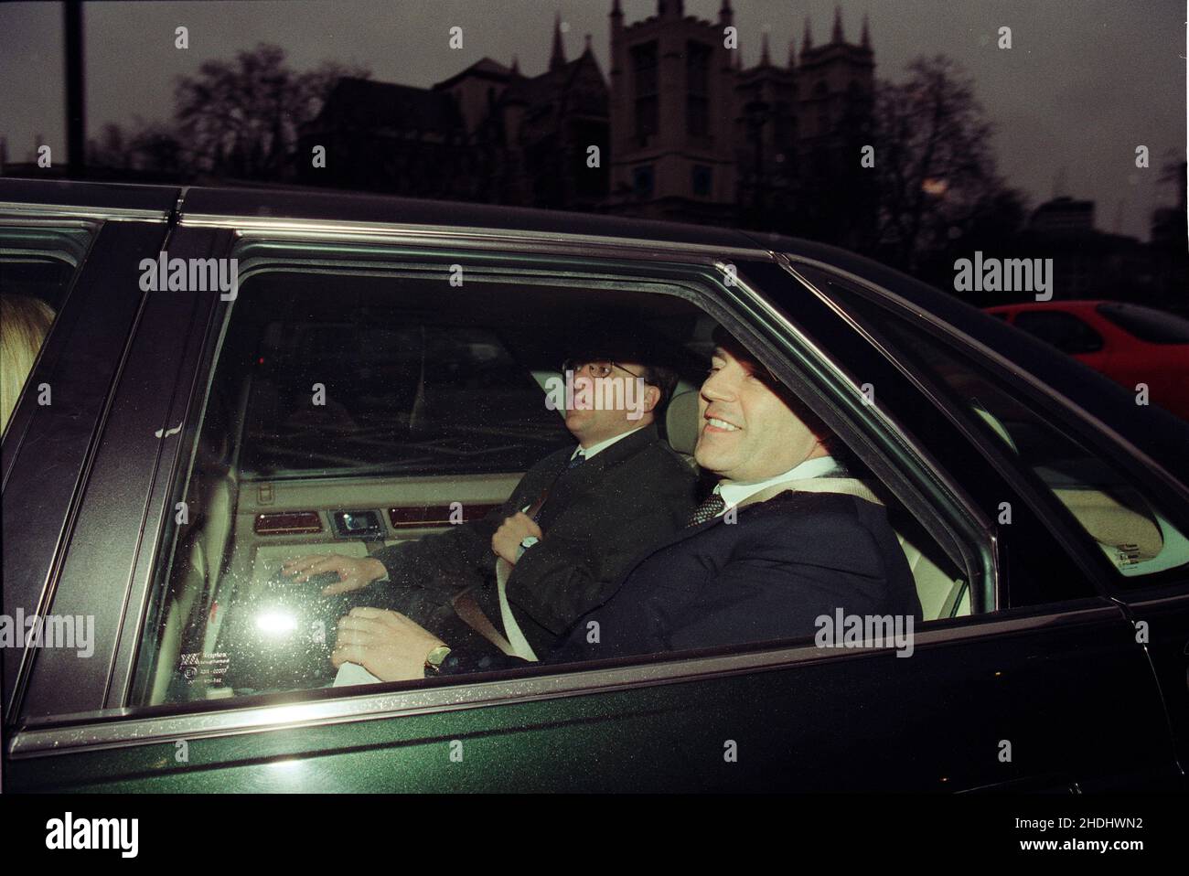 Gordon Brown, Labour-Abgeordneter und Schatzkanzler der Blair-Regierung, kommt 1998 in seinem Ministerwagen in das Parlamentsgebäude. Stockfoto