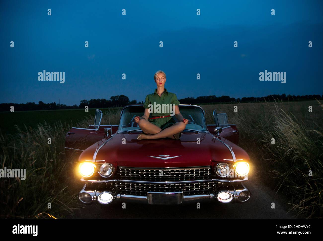 Ein Sch nes M dchen Posiert Auf Der Kapuze Eines Roten Cabrio Caddy 