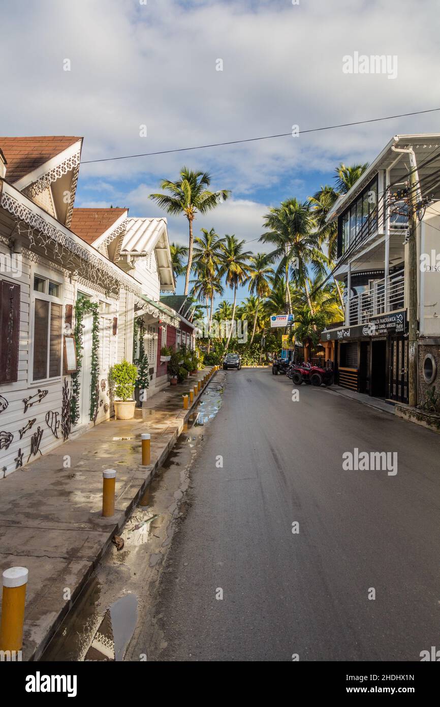LAS TERRENAS, DOMINIKANISCHE REPUBLIK - 3. DEZEMBER 2018: Blick auf eine Straße in Las Terrenas, Dominikanische Republik Stockfoto