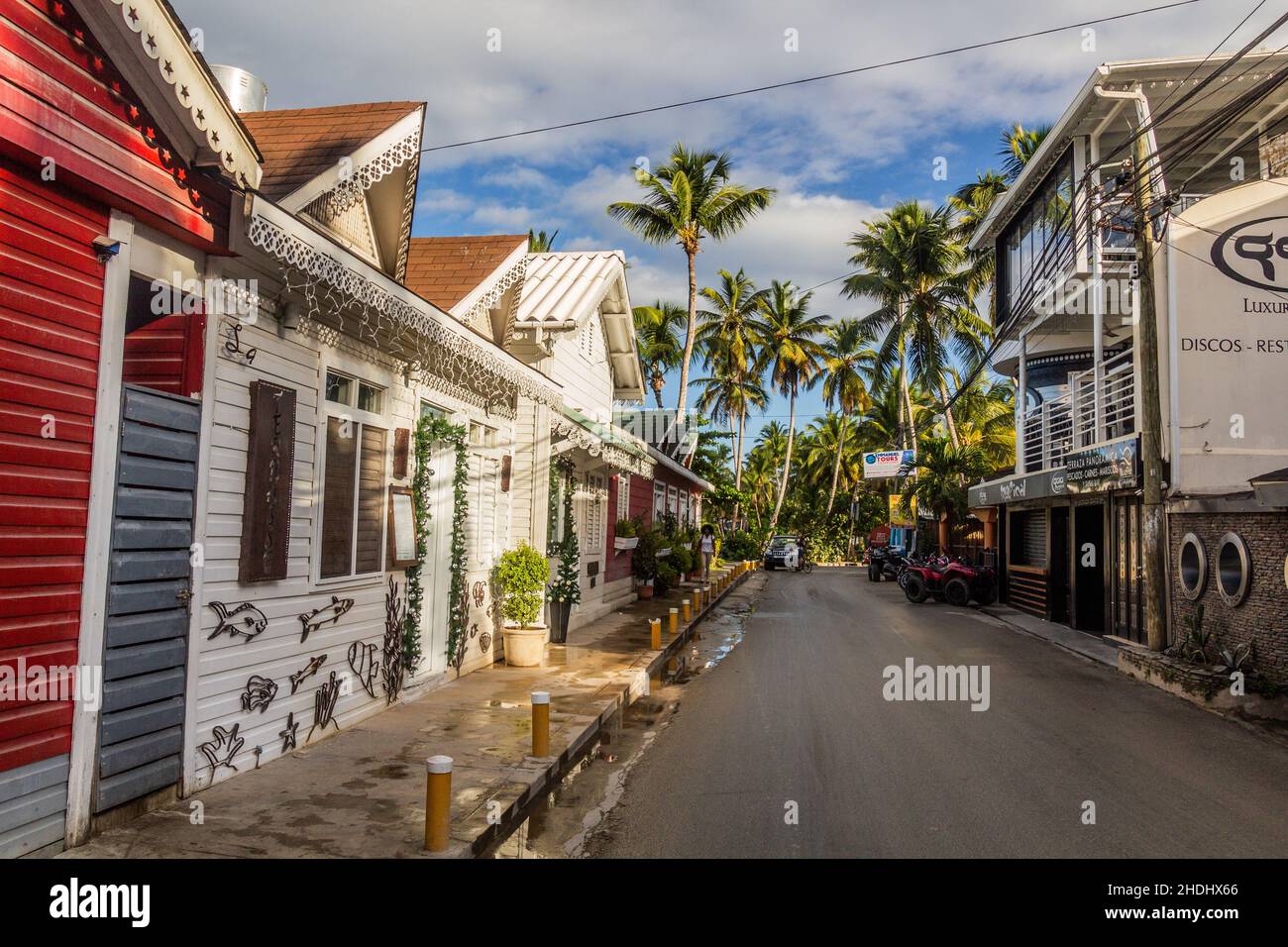 LAS TERRENAS, DOMINIKANISCHE REPUBLIK - 3. DEZEMBER 2018: Blick auf eine Straße in Las Terrenas, Dominikanische Republik Stockfoto