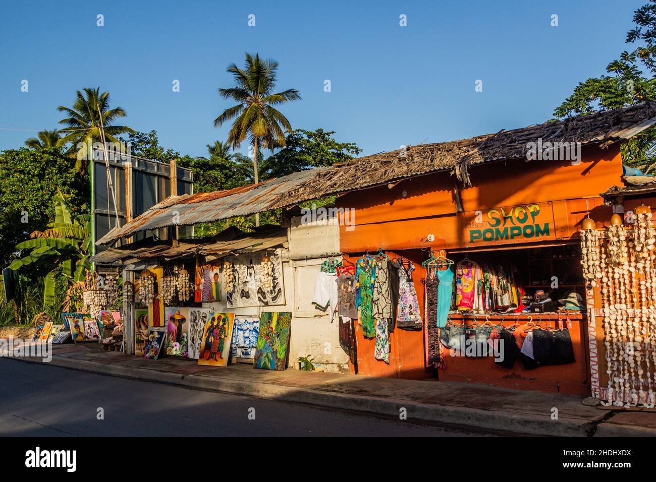 LAS TERRENAS, DOMINIKANISCHE REPUBLIK - 3. DEZEMBER 2018: Souvenirläden in Las Terrenas, Dominikanische Republik Stockfoto