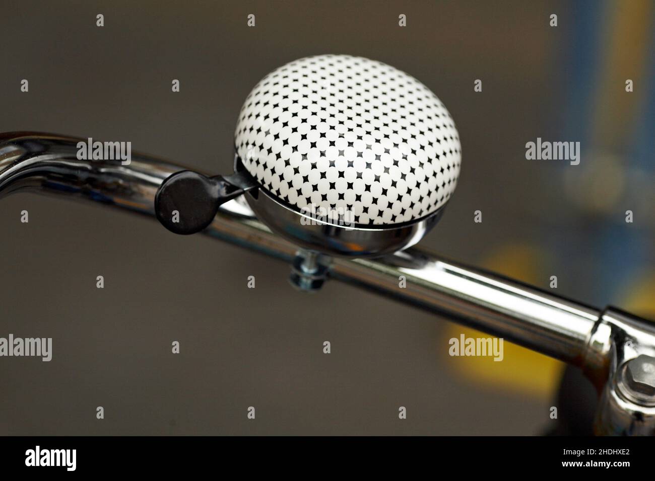 Polkadot Fahrradglocke . Fahrradlenker mit Glocke mit verschwommenem Hintergrund. Stockfoto