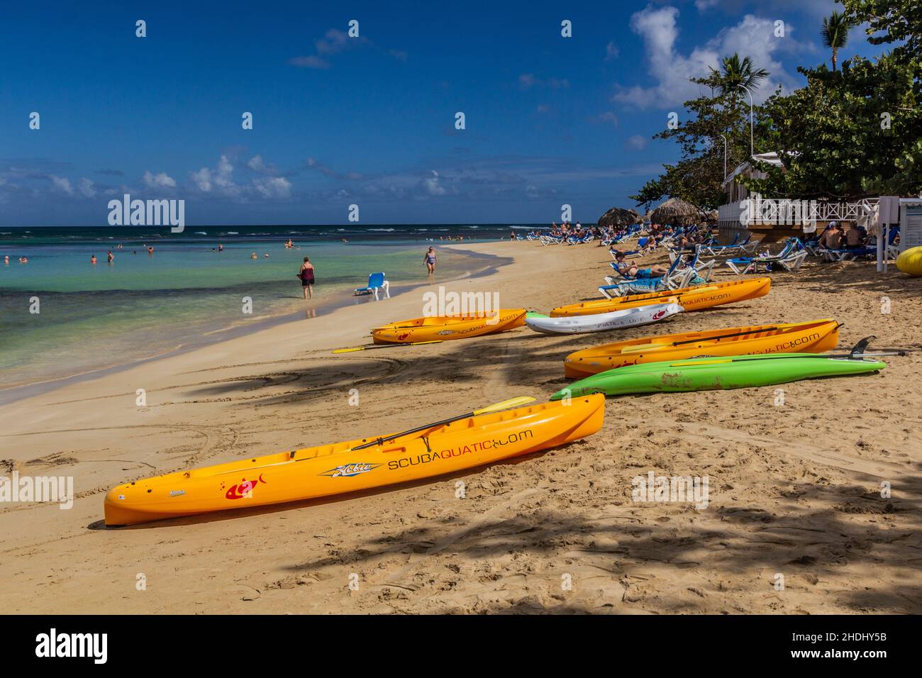 LAS TERRENAS, DOMINIKANISCHE REPUBLIK - 4. DEZEMBER 2018: Strand El Portillo in Las Terrenas, Dominikanische Republik Stockfoto