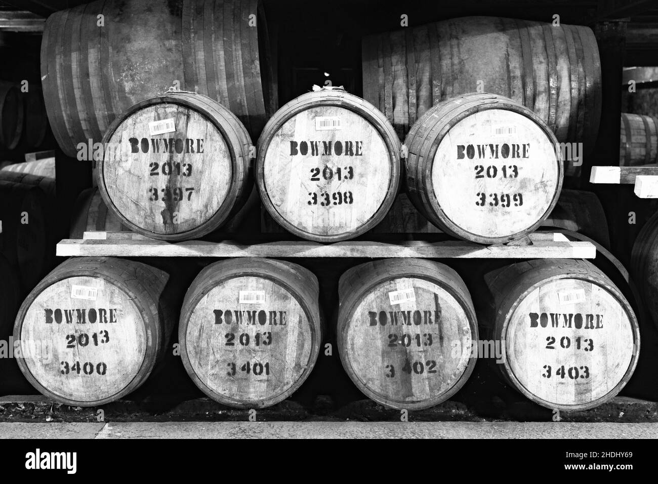 Anzeigen von Scotch Whisky Barrel im Lager an der Bowmore Distillery auf der Insel Islay im Inneren Hebriden von Schottland, Großbritannien Stockfoto