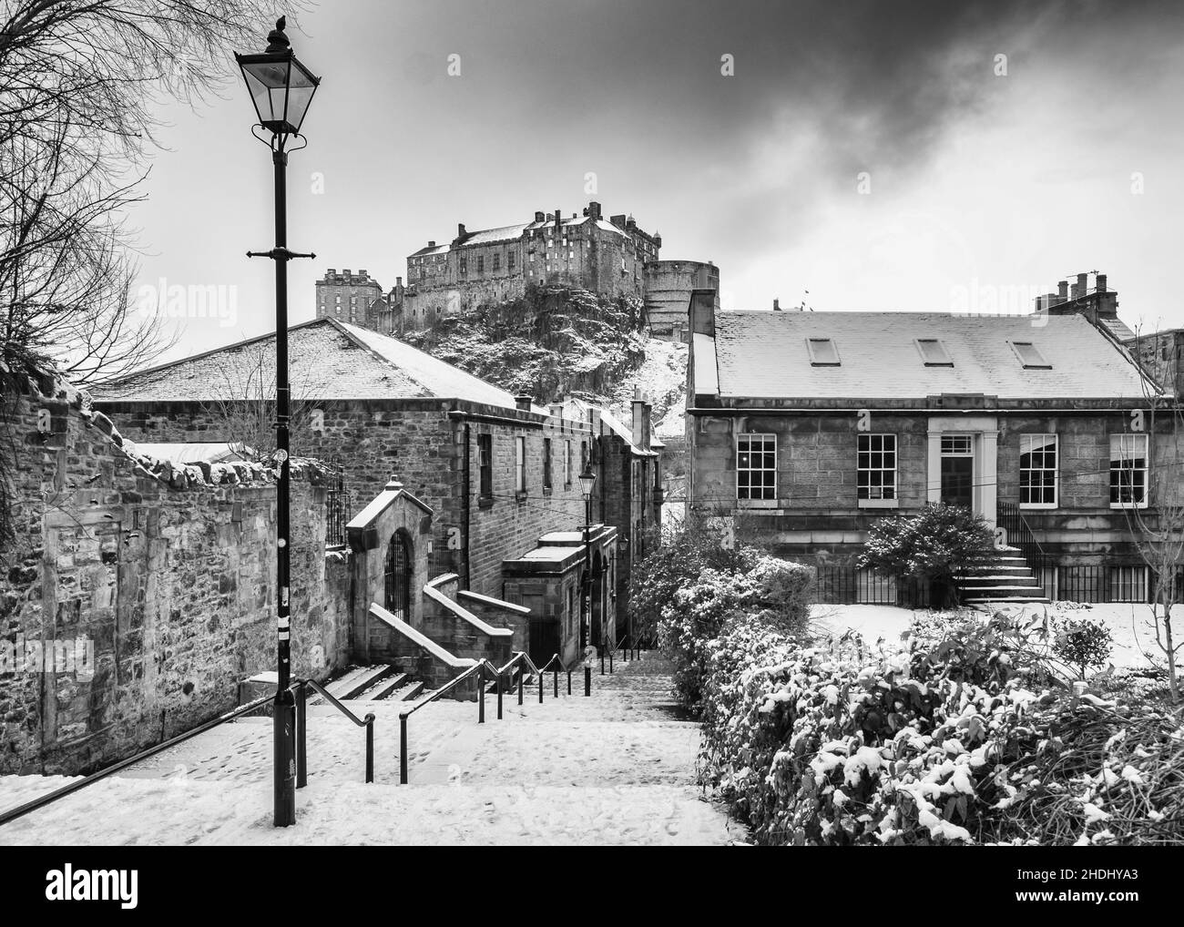 Blick auf die Burg von Edinburgh nach Schnee von der historischen Vennel Schritte am Grassmarket in der Altstadt von Edinburgh, Schottland, Vereinigtes Königreich Stockfoto