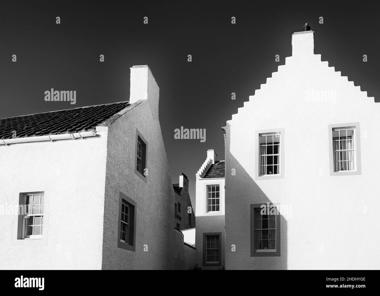 Alte, weiß getünchte Seefahrerhäuser in Pan Ha im historischen Dorf Dysart in Kirkcaldy, Fife, Schottland, Großbritannien Stockfoto