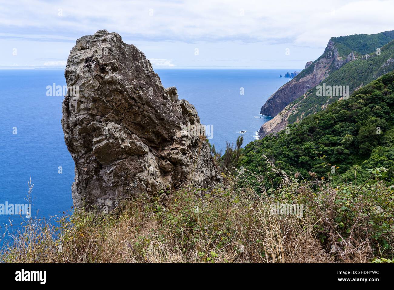 Die Vereda da Boca do Risco verbindet die Küstendörfer Porto da Cruz und Canical, an der östlichen Spitze der Insel Madeira. Stockfoto