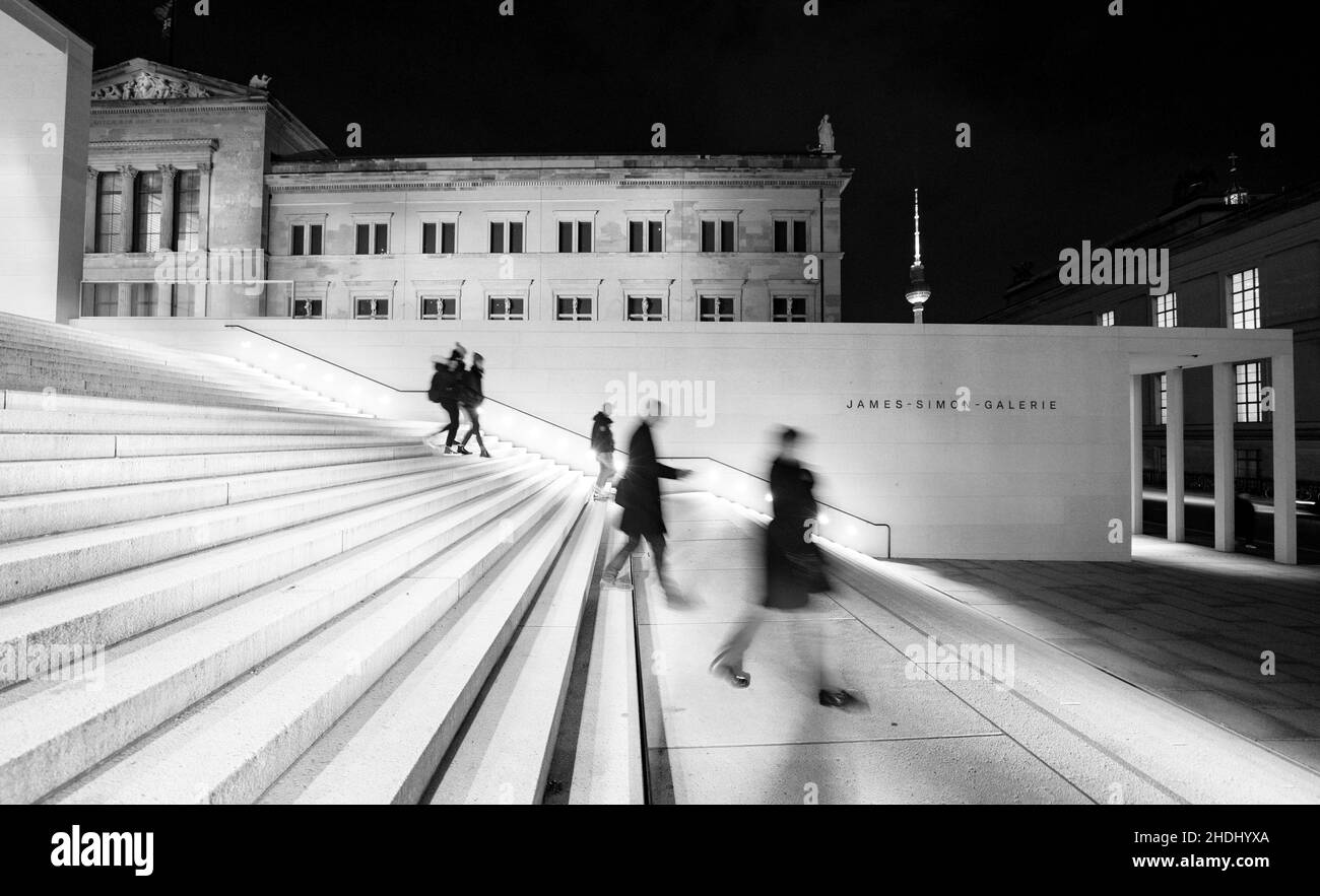 Nacht Blick von Außen von James Simon Galerie im Museum, Museumsinsel in Berlin-Mitte Berlin, Deutschland, Architekten David Chipperfield. Stockfoto