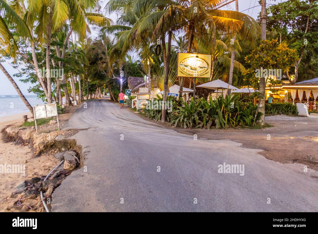 LAS TERRENAS, DOMINIKANISCHE REPUBLIK - 4. DEZEMBER 2018:Küstenstraße in Las Terrenas, Dominikanische Republik Stockfoto