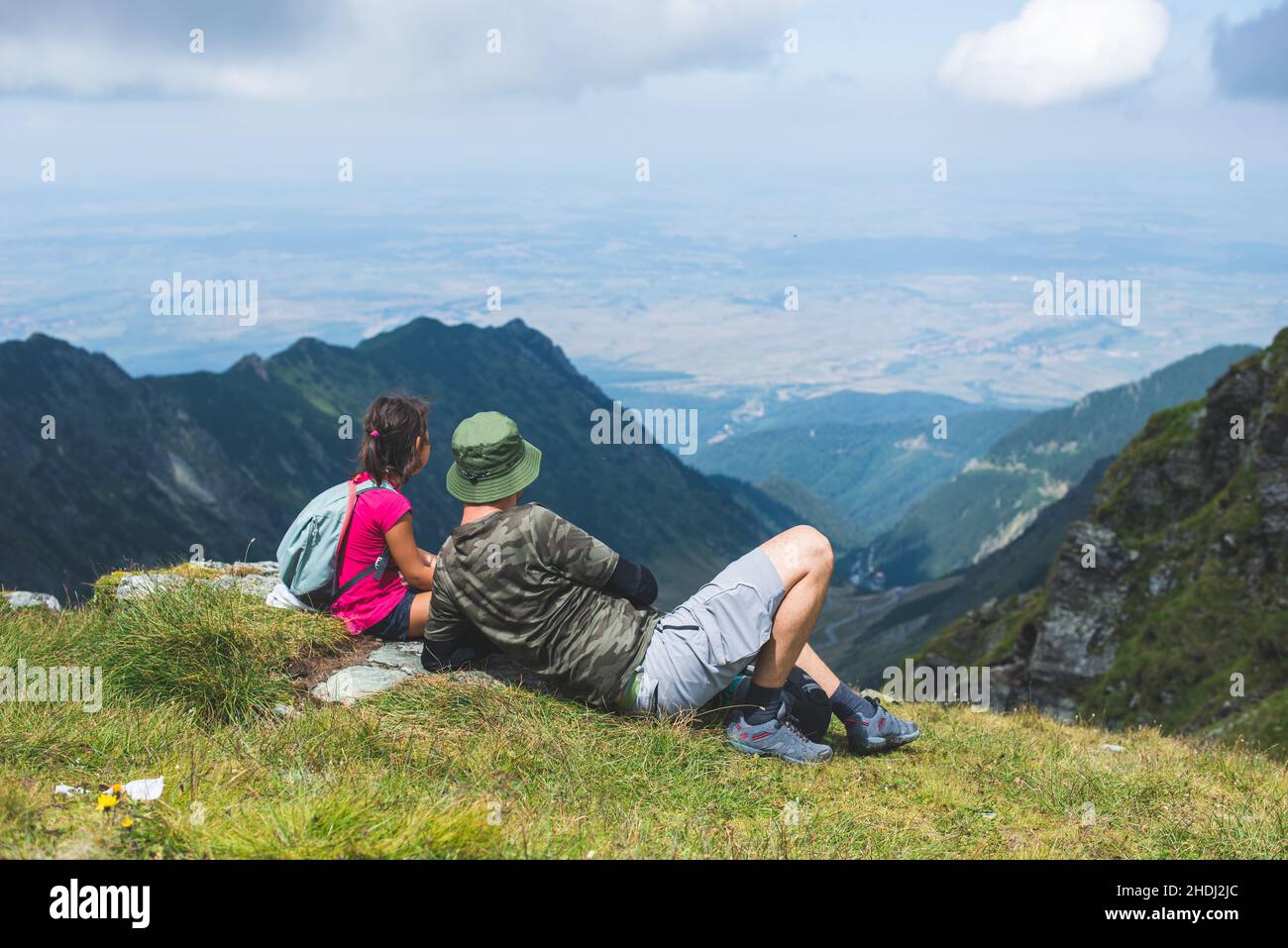 Vater und Tochter auf einem Berggipfel Stockfoto
