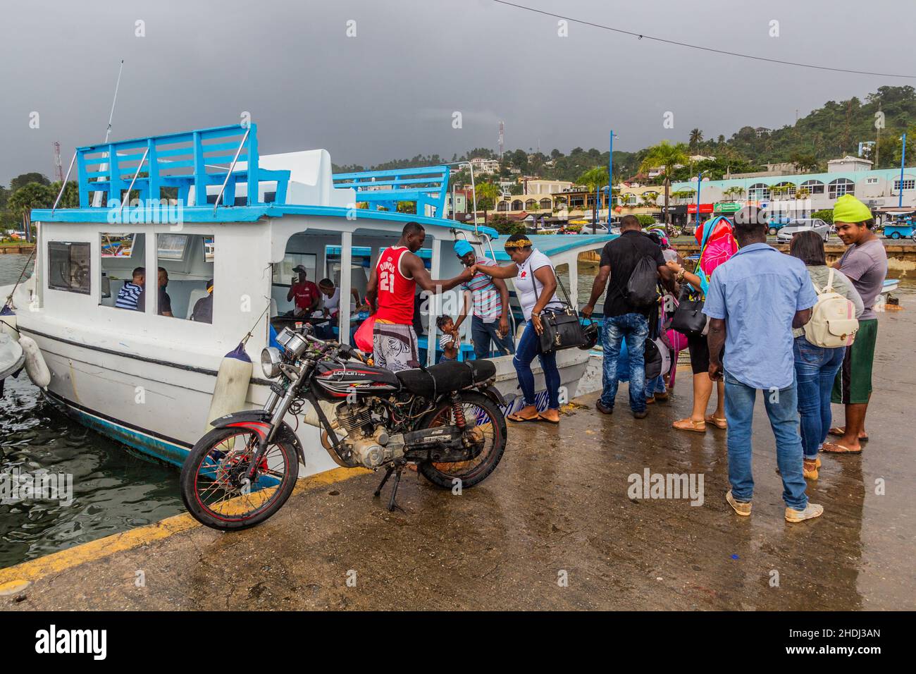 SAMANA, DOMINIKANISCHE REPUBLIK - 7. DEZEMBER 2018: Menschen betreten die Fähre Samana - Sabana de la Mar, Dominikanische Republik Stockfoto