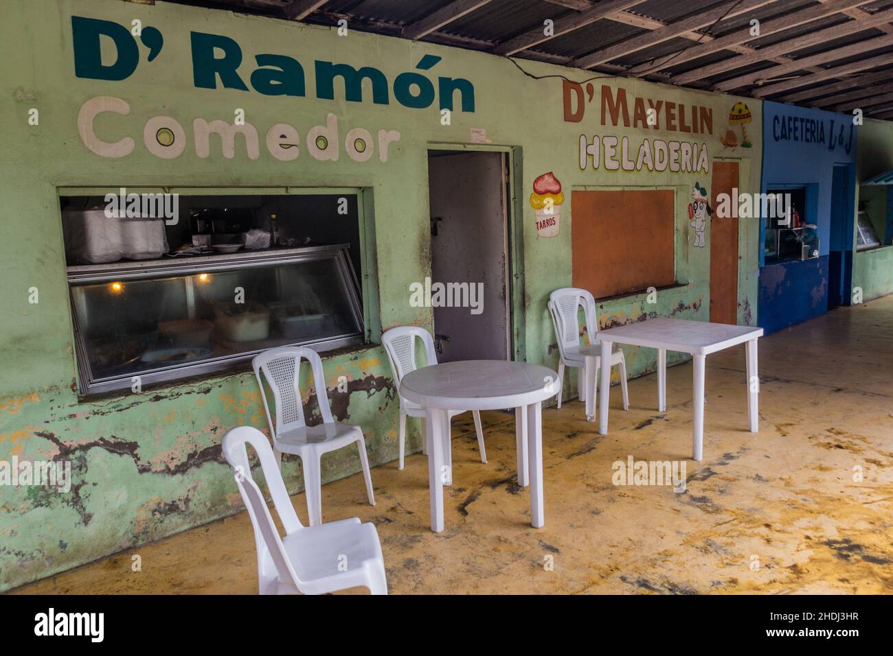 SABANA DE LA MAR, DOMINIKANISCHE REPUBLIK - 7. DEZEMBER 2018: Mehrere einfache Restaurants in Sabana de la Mar, Dominikanische Republik Stockfoto