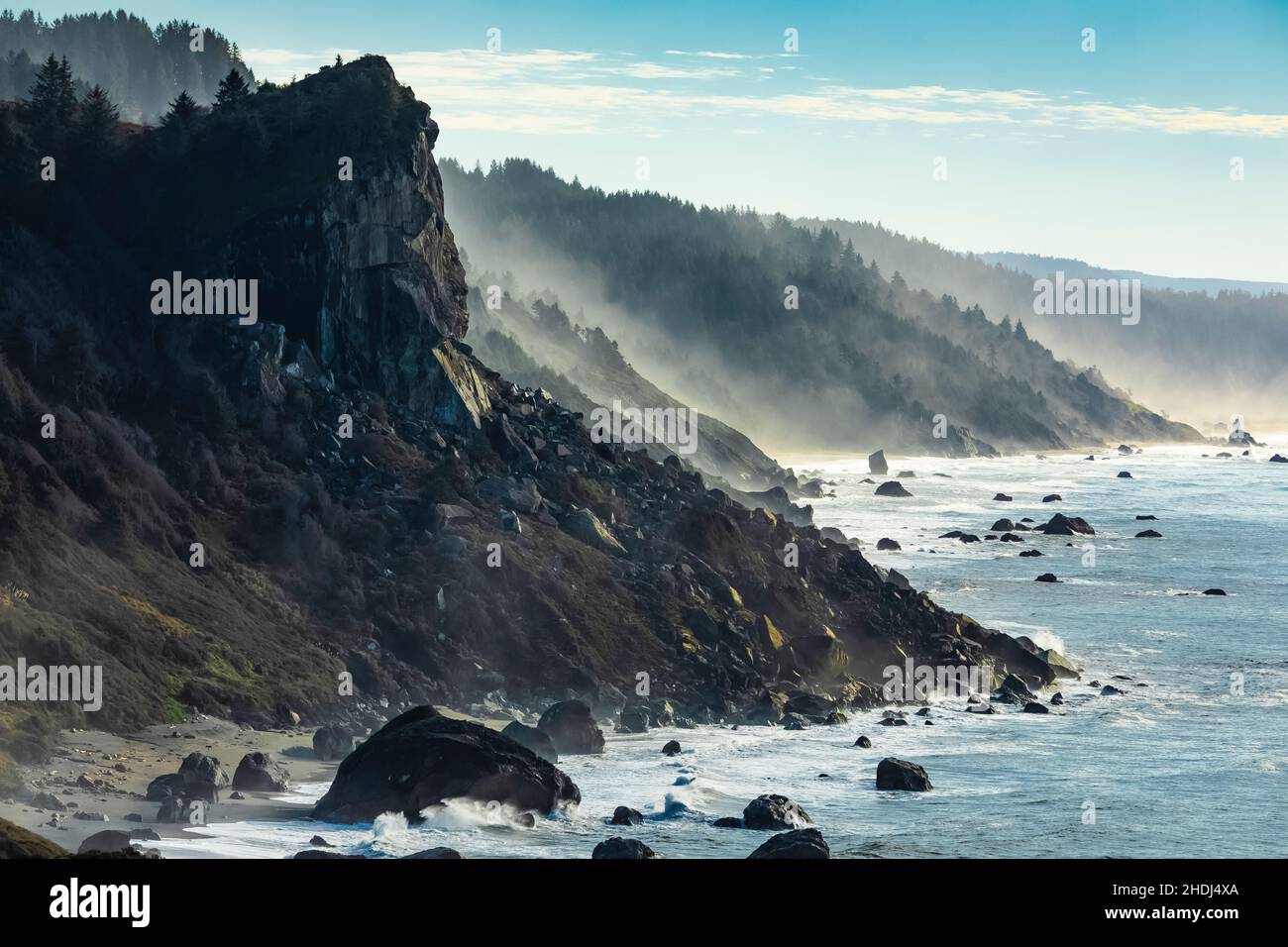 Blick auf felsige Landzungen am Pazifischen Ozean vom High Bluff Overlook in Redwood National and State Parks, Kalifornien, USA Stockfoto