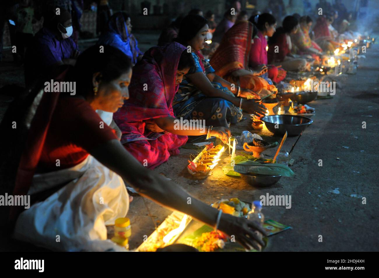 Gläubige beten während des Rituals Kartik Brati oder Rakher Upobash mit dem Anzünden von Öllampen und Kerzen im Lokonath-Tempel von Korer para, während des religiösen Festivals des 18th. Jahrhunderts Hindu-heiligen und Philosophen in Bengalen LOKANATH. Sylhet, Bangladesch. Stockfoto