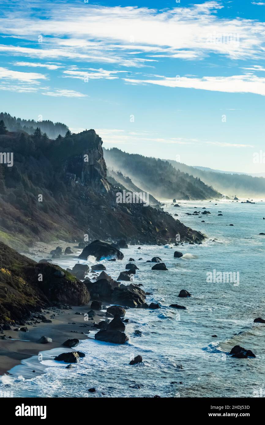 Blick auf felsige Landzungen am Pazifischen Ozean vom High Bluff Overlook in Redwood National and State Parks, Kalifornien, USA Stockfoto