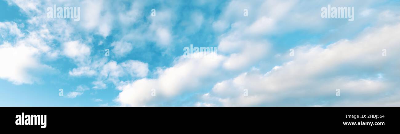 Weite Sommerwolkenlandschaft, teilweise wolkig blaues Oberlicht, flauschige Wolken Stockfoto