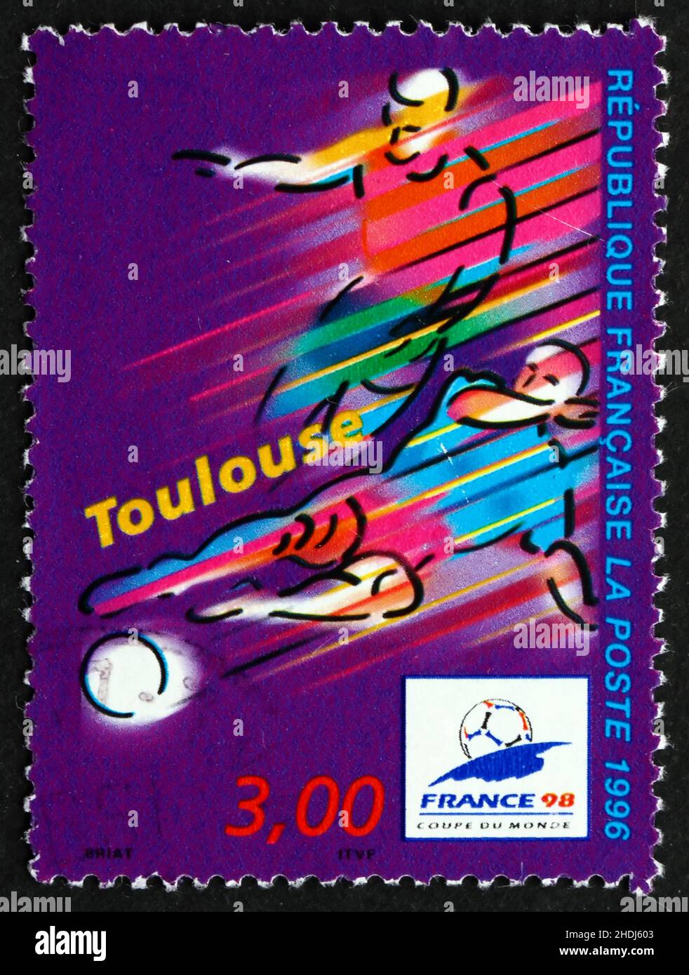 FRANKREICH - UM 1996: Eine in Frankreich gedruckte Marke zeigt Toulouse, Austragungsort der Fußball-WM 1996, stilisierte Action-Szene, um 1996 Stockfoto