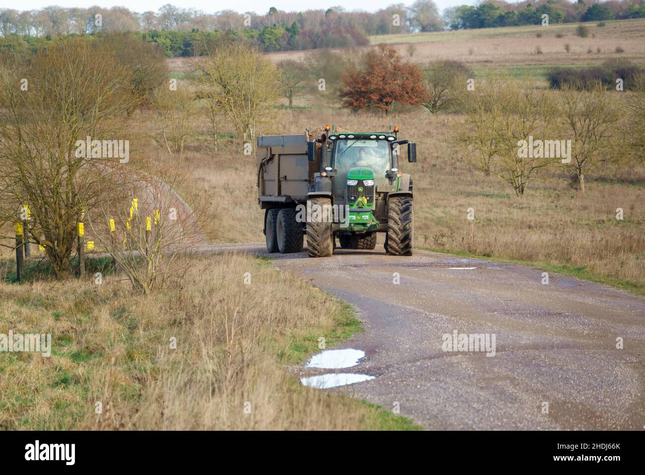 Großer John Deere 6215R Traktor, der einen 12 Tonnen schweren Kippanhänger schleppt Stockfoto