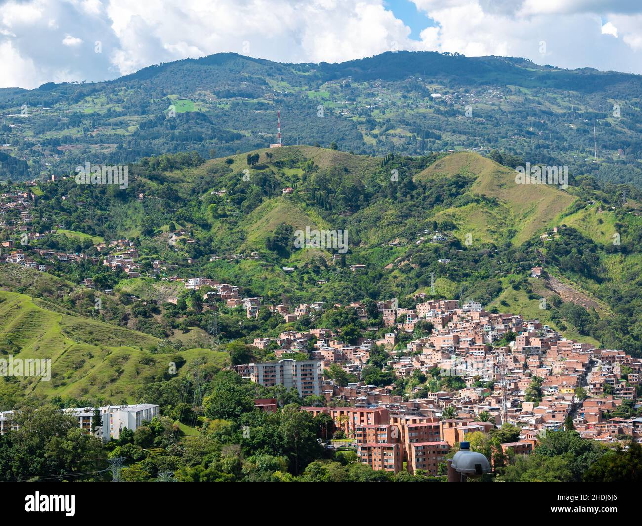 Luftaufnahme der Stadt Medellin, umgeben von Bergen, vielen Gebäuden, Häusern, Bäumen in einer wunderschönen Landschaft Stockfoto