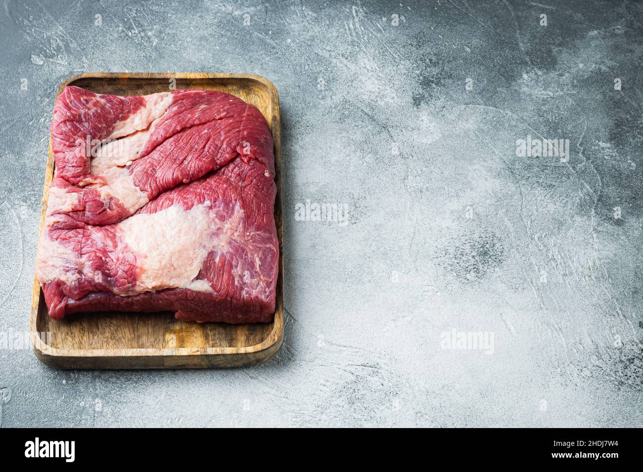Brisket, flach geschnitten, rohes Rinderbrisket-Fleisch-Set, auf grauem Steingrund, mit Platz für Text Stockfoto