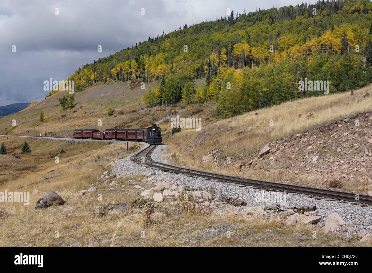 Cumbres und Toltec Scenic Railroad schlängeln sich entlang der Gleise Stockfoto