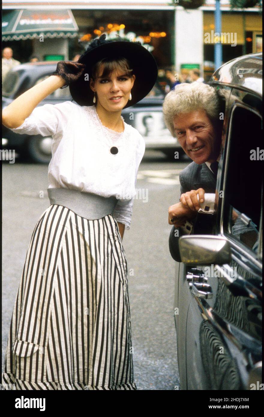 Der königliche Fotograf Lord Lichfield mit der Taxifahrerin Jenny Willson, die sich entschieden hat, im Unipart-Kalender für November 13th 1988 zu erscheinen Stockfoto