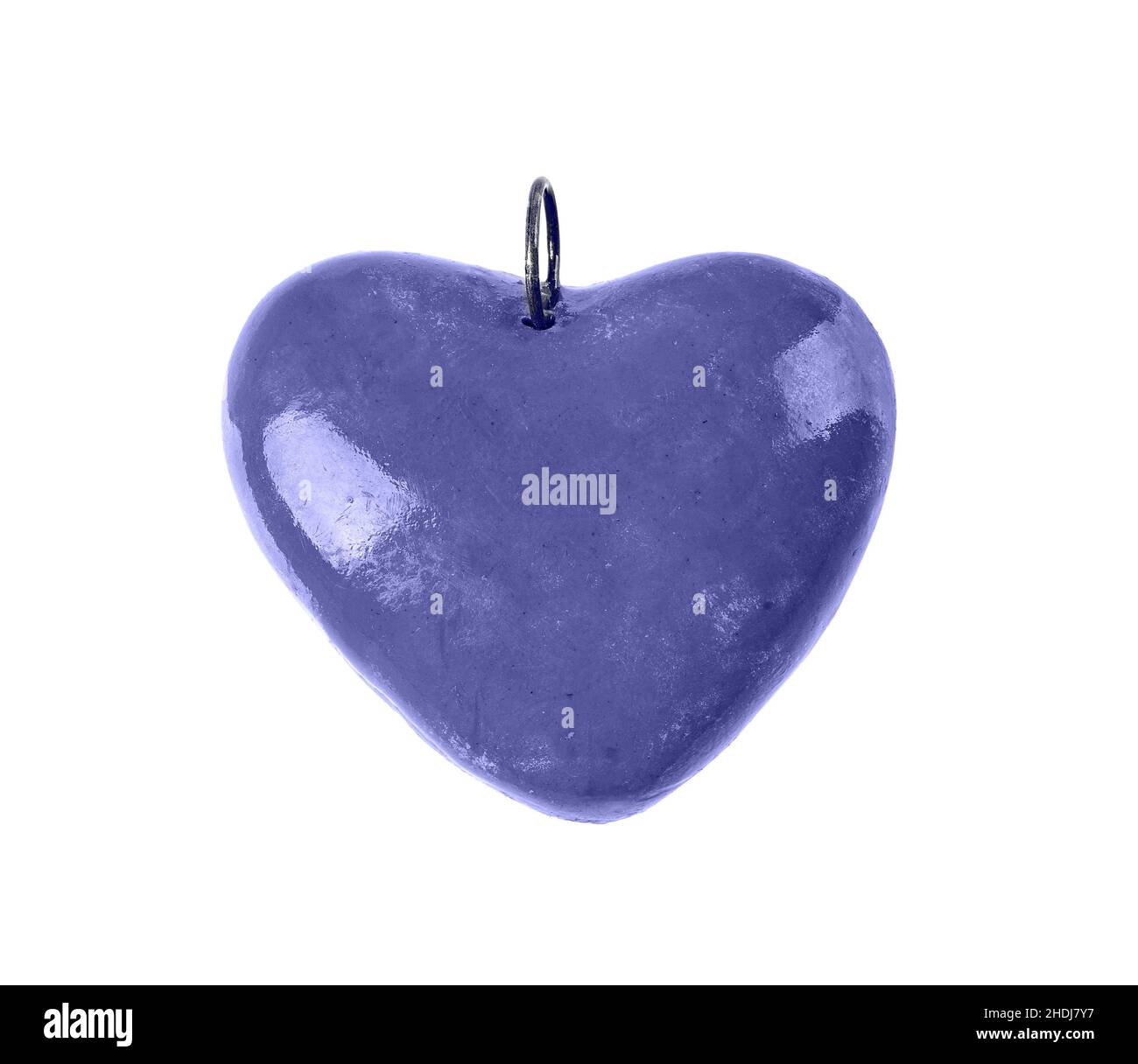 Blau violetter herzförmiger Anhänger isoliert auf weißem Hintergrund. Clay Valentine Herz Charme der trendigen Farbe des Jahres 2022 sehr peri. Valentinstag. Stockfoto