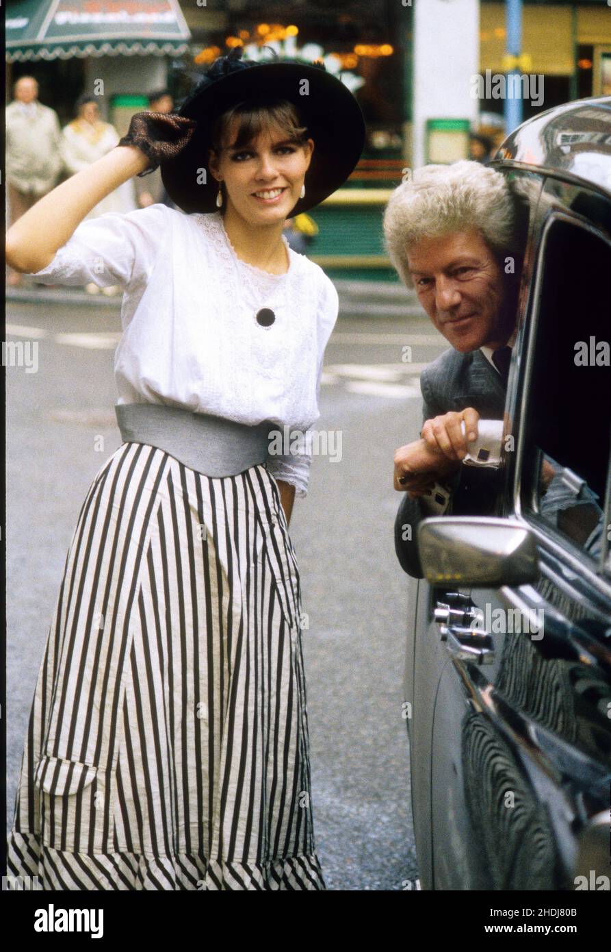Der königliche Fotograf Lord Lichfield mit der Taxifahrerin Jenny Willson, die sich entschieden hat, im Unipart-Kalender für November 13th 1988 zu erscheinen Stockfoto