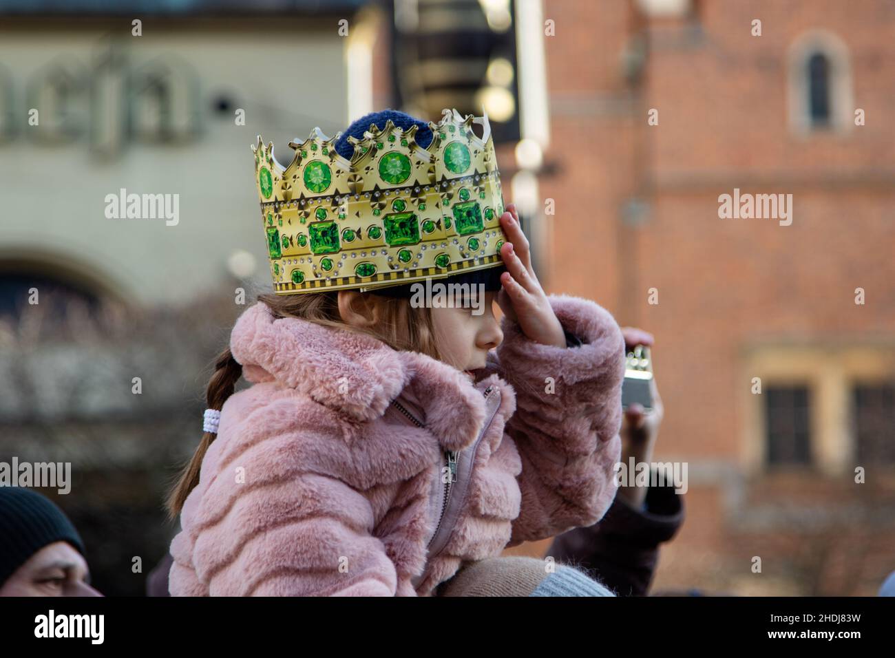 Breslau, Polen. 06th Januar 2022. Ein Mädchen, das während der Epiphanie-Prozession eine Papierkrone trug, auch bekannt als Prozession der drei Könige entlang der Straßen des Nowy Targ Platzes. Kredit: SOPA Images Limited/Alamy Live Nachrichten Stockfoto