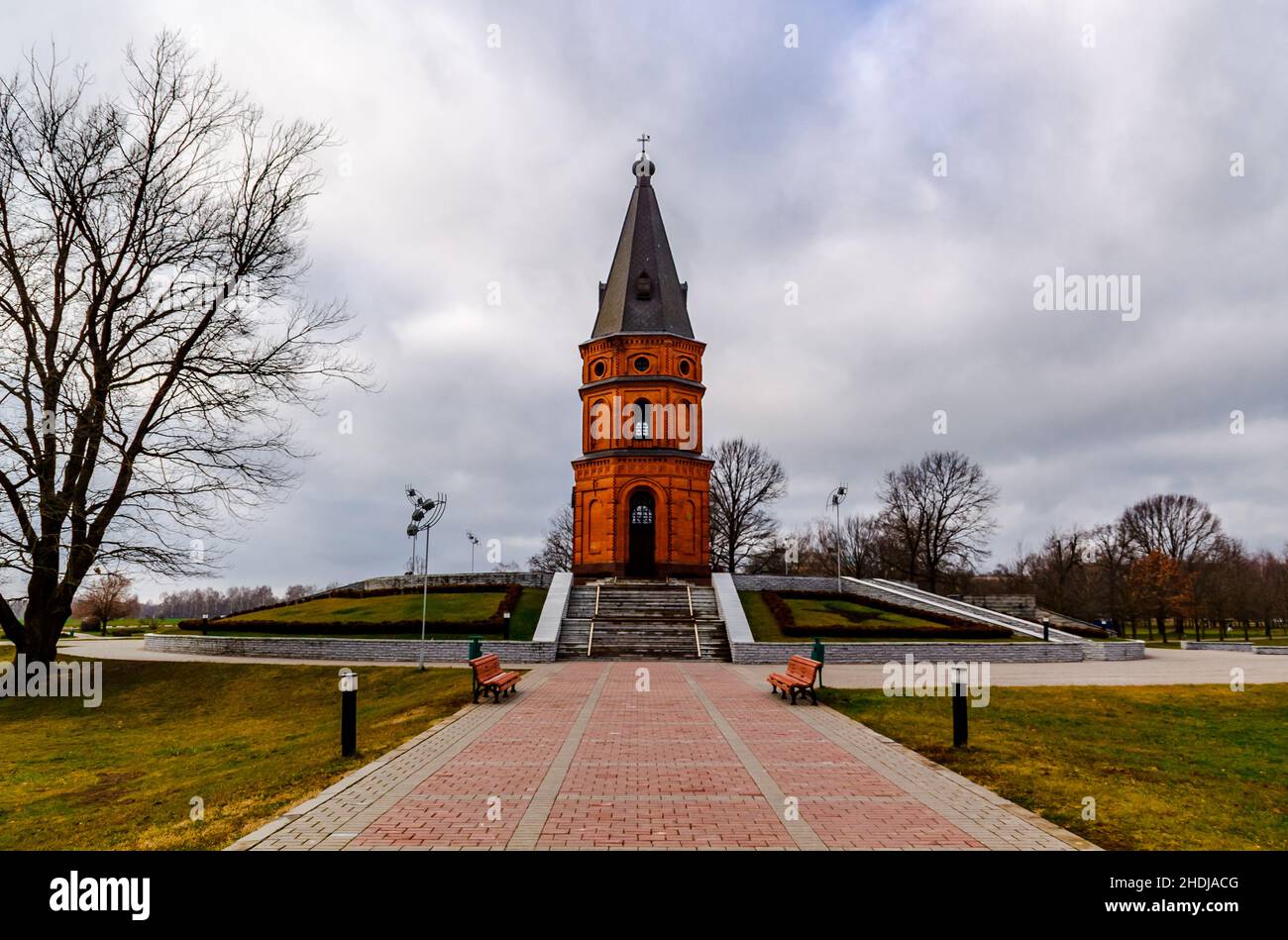 Buynichskoe Field WWII Memorial. Mogilev, Weißrussland - 28. November 2021: Rote Backsteinkirche. Stockfoto
