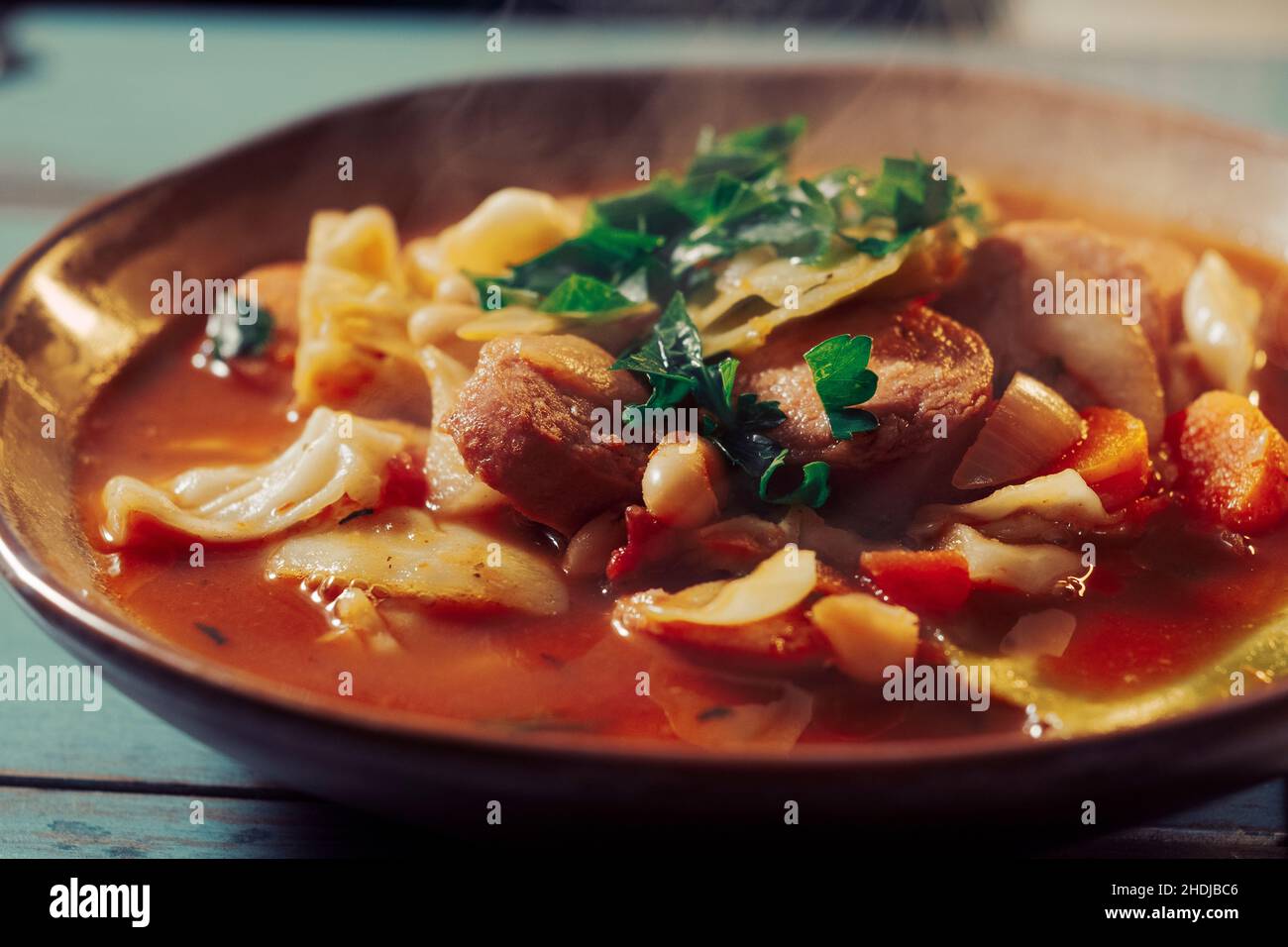 Traditionelle polnische Kohl-Kielbasa-Wurst und Bohnensuppe Stockfoto