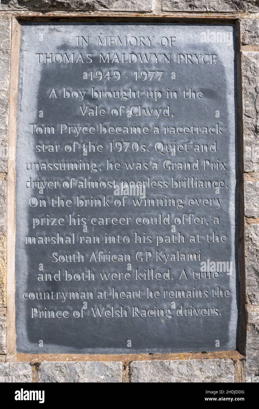 Das Denkmal für Thomas Maldwyn Pryce ein Formel-1-Rennfahrer, der 1977 beim Grand Prix von Südafrika in Ruthin, Denbighshire, North Wales, Großbritannien, getötet wurde. Stockfoto