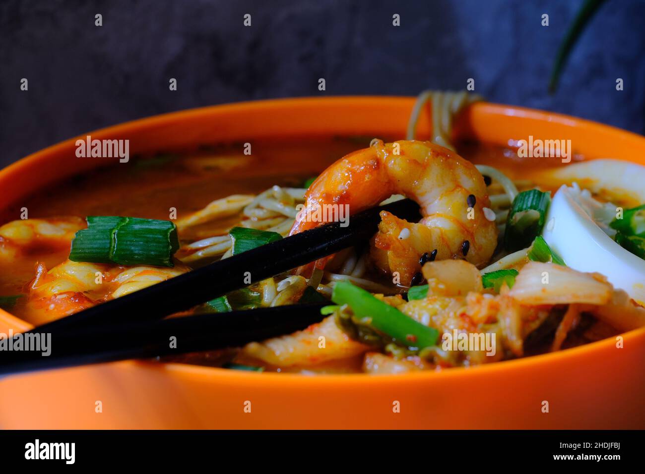 Koreanische Kimchi und Shrimp Ramen garniert mit weich gekochtem Ei und geschnittenen grünen Zwiebeln Stockfoto