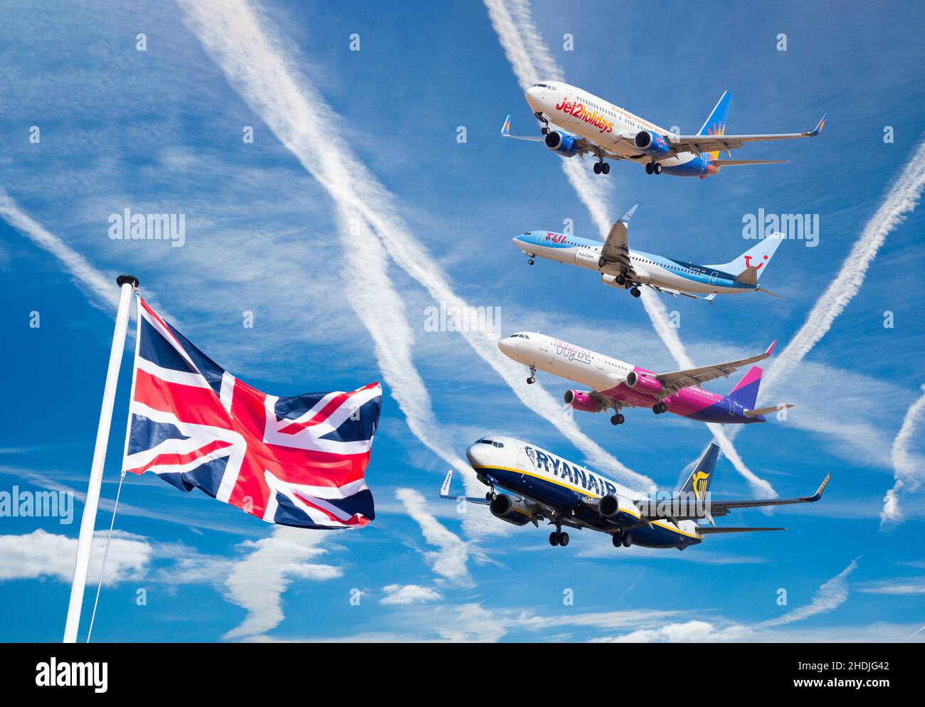 Jet2, Flugzeuge von TUI, Wizzair und Ryanair, Flugzeuge, Flugzeuge gegen den Himmel mit Flugzeugen, die unter britischer Flagge fliegen. Luftfahrtindustrie, Tourismus, Erholung von Covid Stockfoto