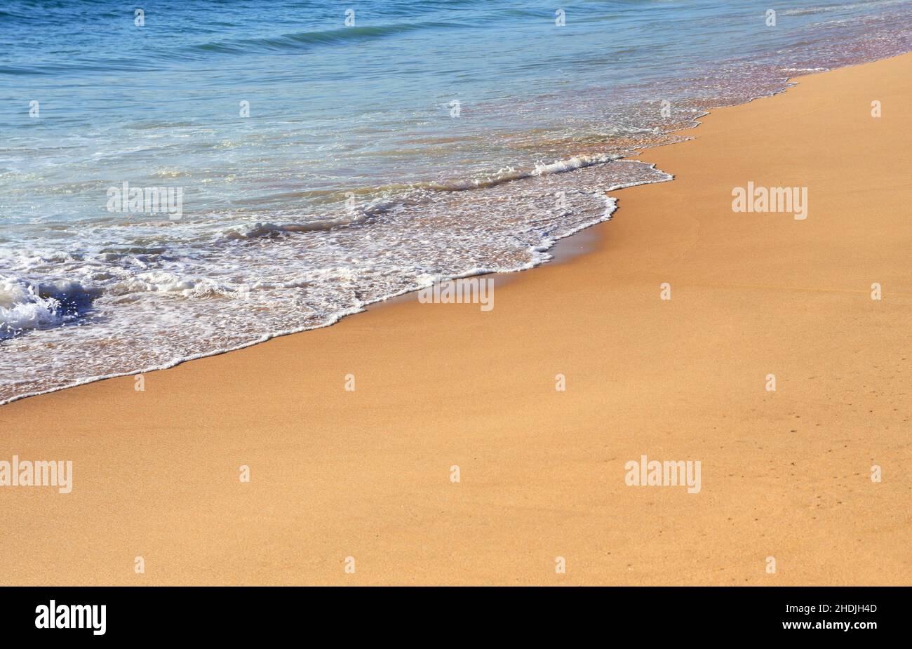 Portugal, Algarve, Portimao. Blick auf einen menschenleeren, unberührten Sandstrand am Atlantischen Ozean. Stockfoto