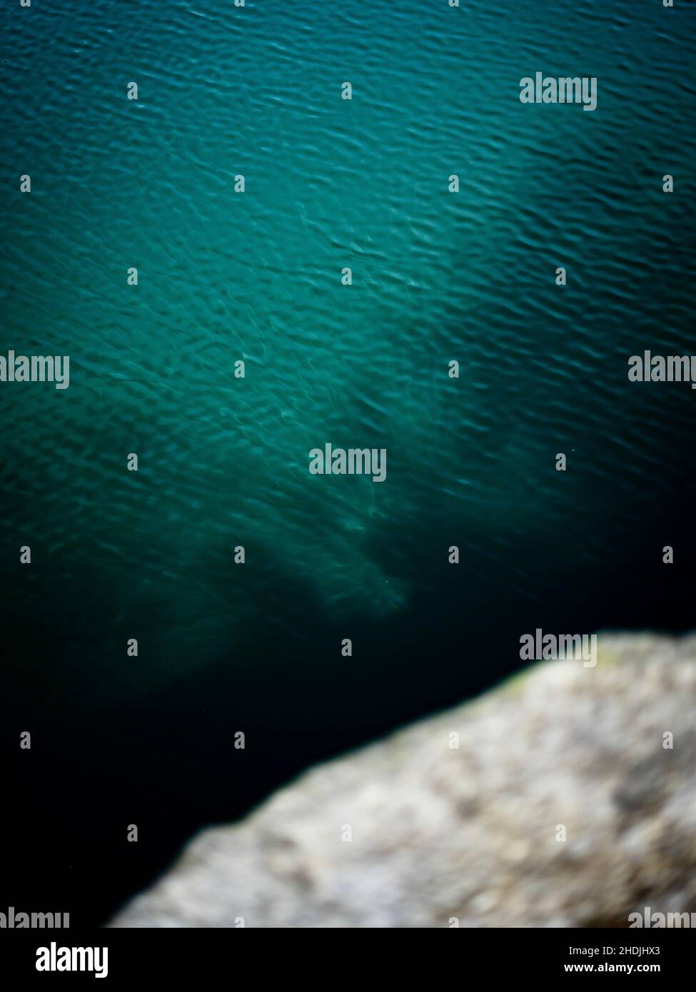 Luftaufnahme des blauen ruhigen Wassers Stockfoto