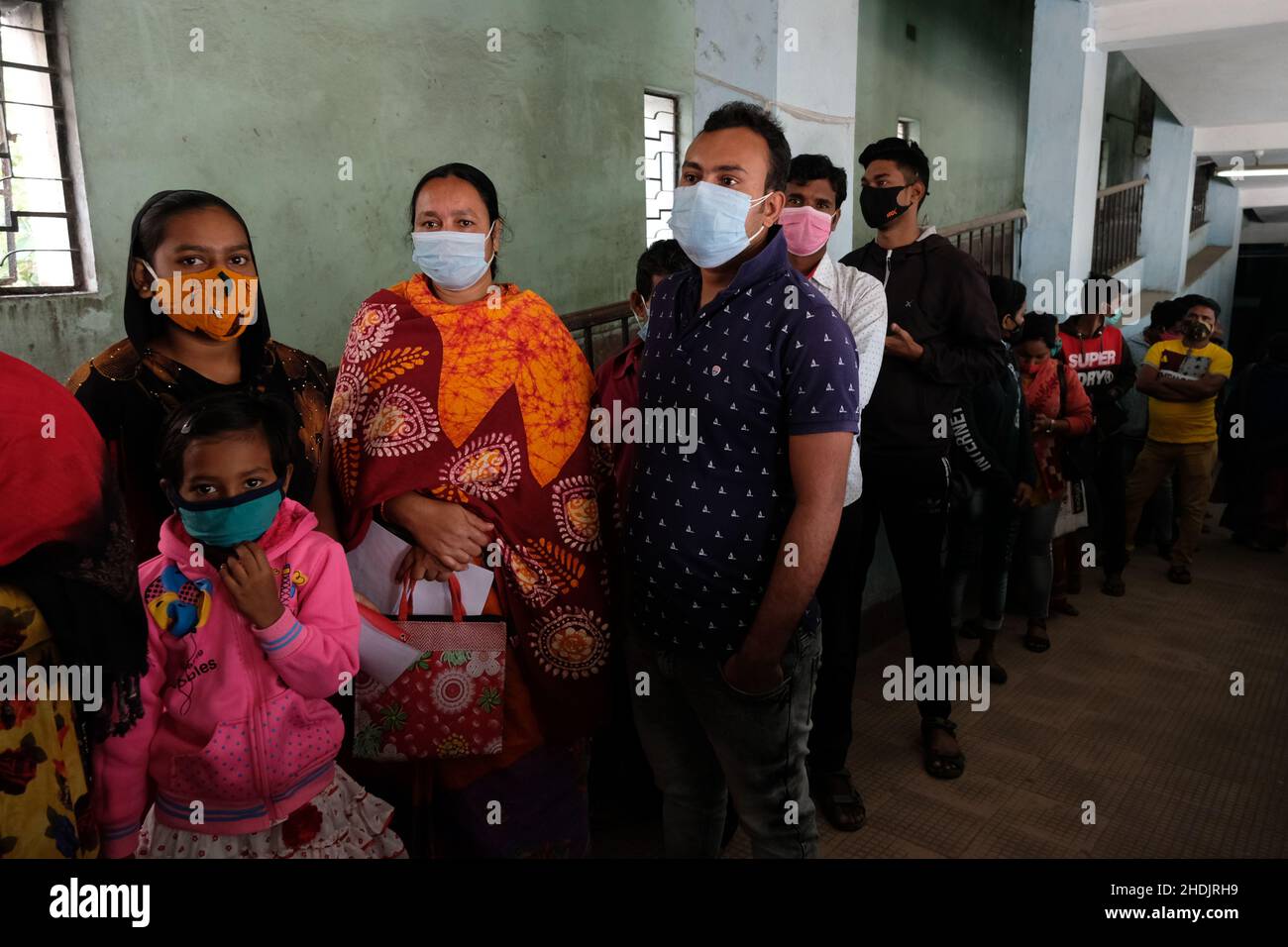 Kalkutta, Indien. 06th Januar 2022. Die Menschen stehen in einer Schlange, während sie vor dem Impfraum des Madhyamgram Rural Hospital, Kalkutta warten.Indien steht vor einer massiven Anhebung der Covid-19-Fälle, berichtet über mehr als 90000 Fälle und 325 Todesfälle in den letzten 24 Stunden, was laut indischen Medienberichten einen starken Anstieg von über 56% verzeichnet. Govt aus Indien hat den Impfprozess sowie RT-PCR-Tests zur Kontrolle der Ausbreitung des Virus hochgefahren. Kredit: SOPA Images Limited/Alamy Live Nachrichten Stockfoto