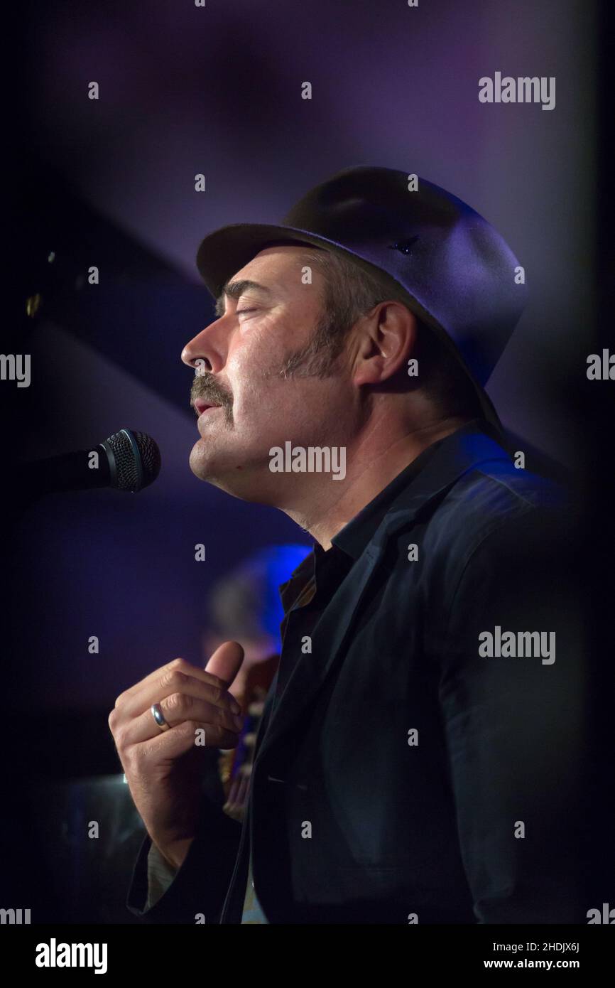 THE HAGUE - der Sänger von Tindersticks Stuart A. Staples tritt in einer Kirche beim Crossing Border Festival auf Stockfoto