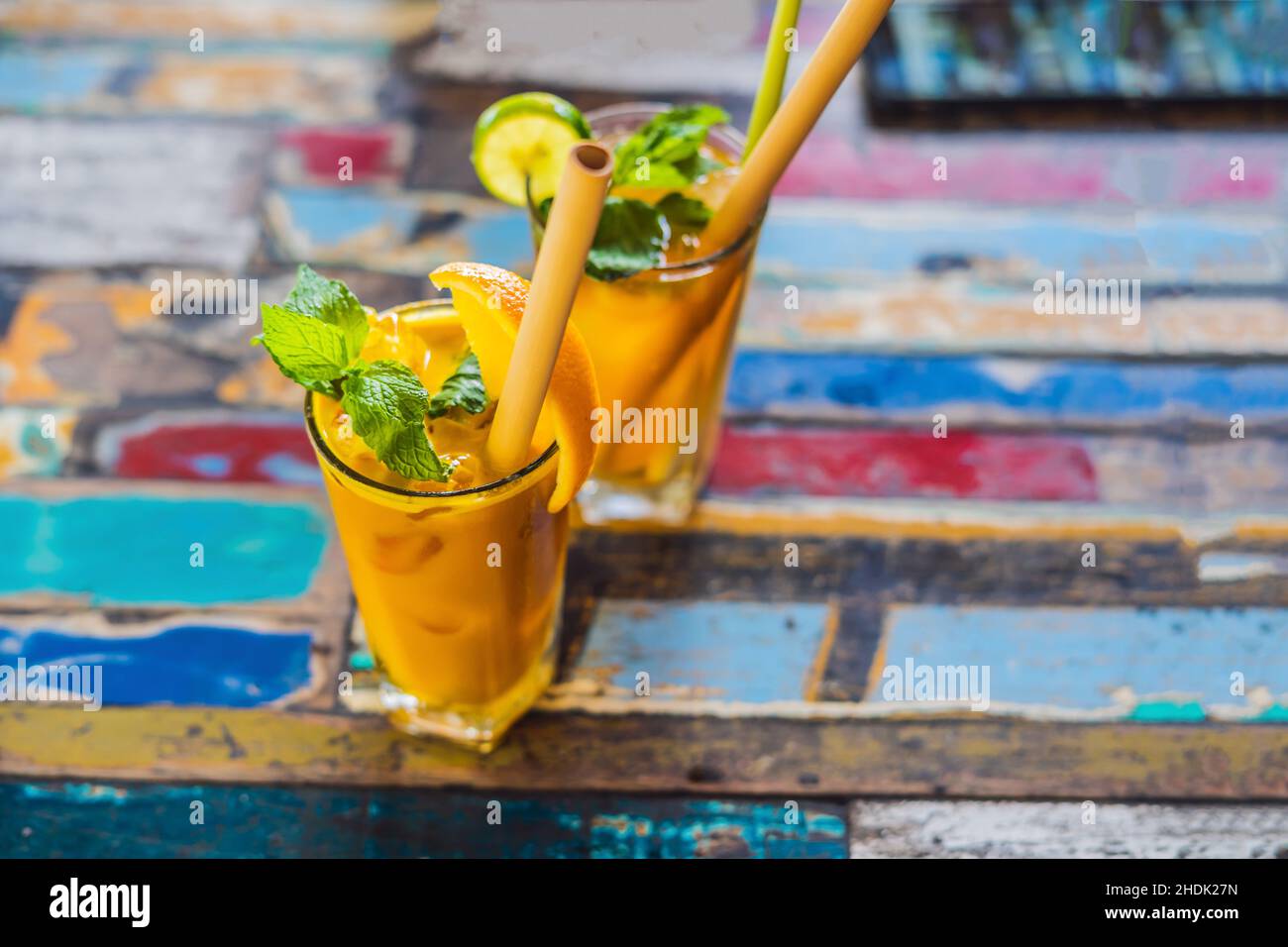 Immune Boosting, anti-entzündliche Smoothie mit Orange und Kurkuma. Detox morgen Saft trinken, sauber Essen Stockfoto
