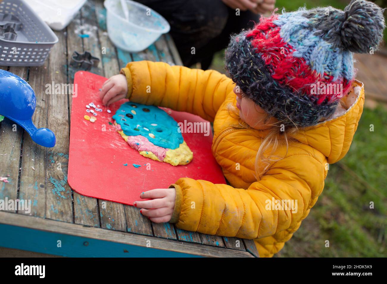 Ein Kind, das Playdoh macht und mit ihm spielt Stockfoto