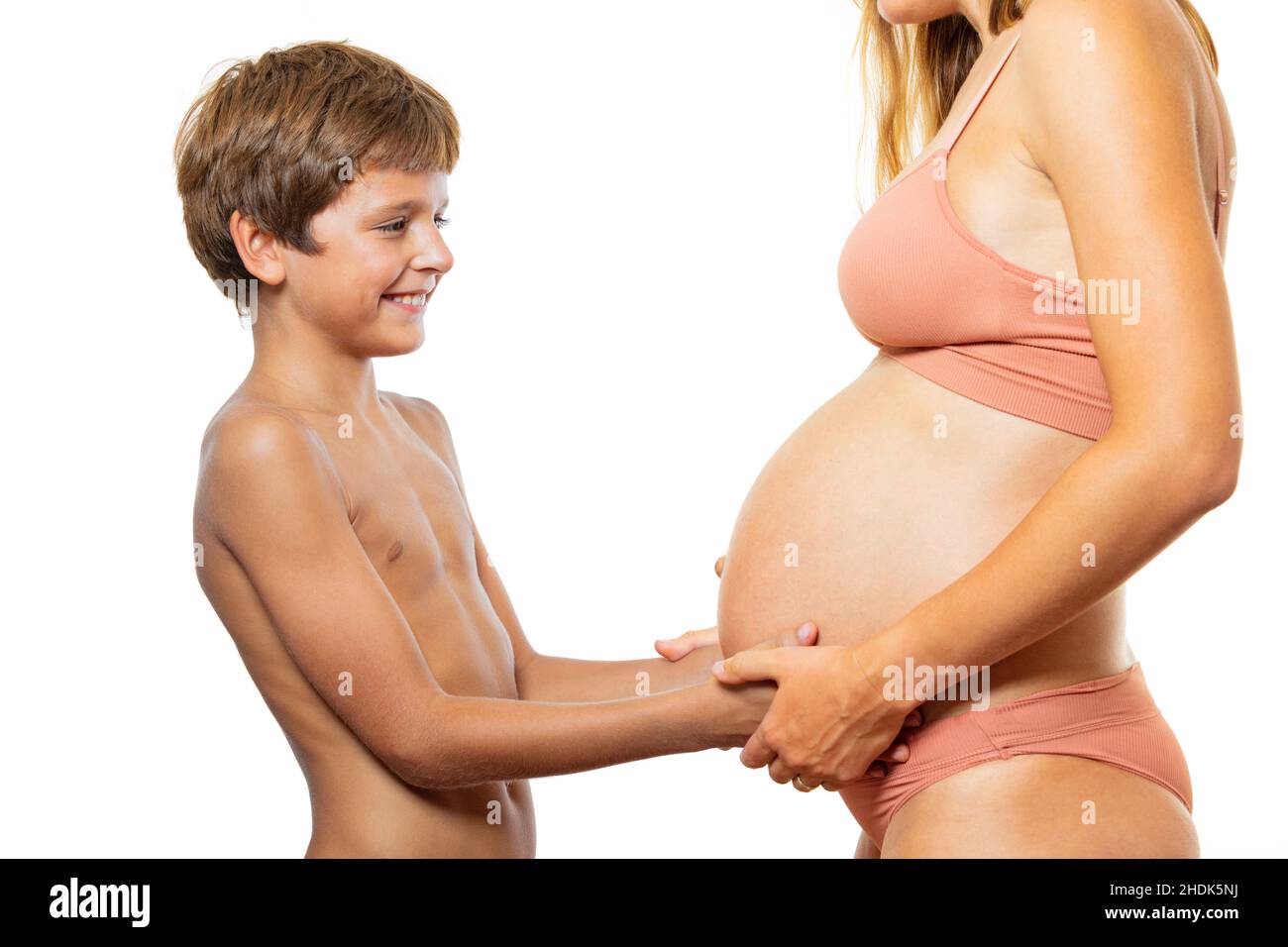 Die Hände des Kindes berühren den Schwangeren Bauch: Erwarten Sie einen Geschwister Stockfoto