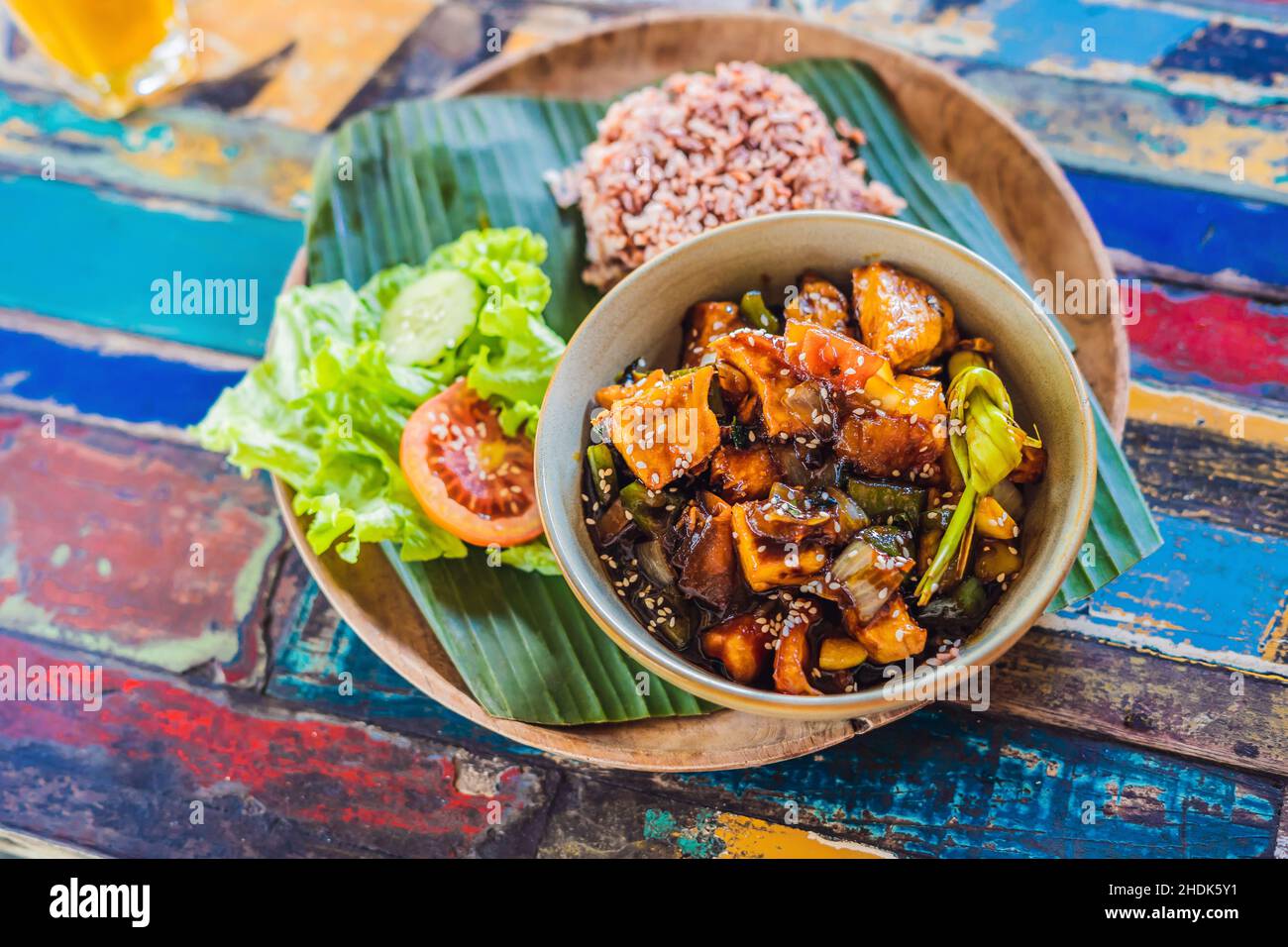 Beliebte Balinesische essen Reis mit verschiedenen Beilagen, die zusammen mit dem Reis serviert werden und mehr als optionale Extras Stockfoto