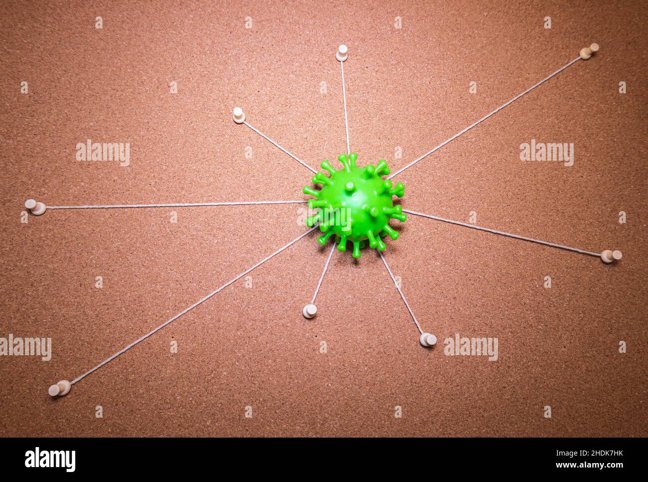 Eine Kork Evidence Board mit mehreren Saiten aus der Mitte Punkt gehen, um Pins um das Brett. Lösung des komplizierten Falles des Coronavirus. Stockfoto