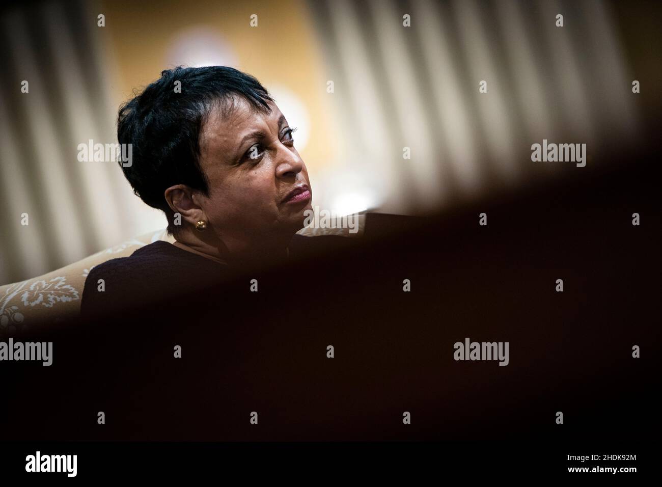 Washington, USA. 06th Januar 2022. Die Bibliothekarin des Kongresses, Carla Hayden, lauscht während einer Diskussion mit den Historikern Doris Kearns Goodwin und Jon Meacham am Donnerstag, dem 6. Januar 2022, auf dem Capitol Hill in Washington darüber, wie „die Erzählung vom 6th. Januar etabliert und bewahrt werden kann“. (Foto von Al Drago/Pool/Sipa USA) Quelle: SIPA USA/Alamy Live News Stockfoto