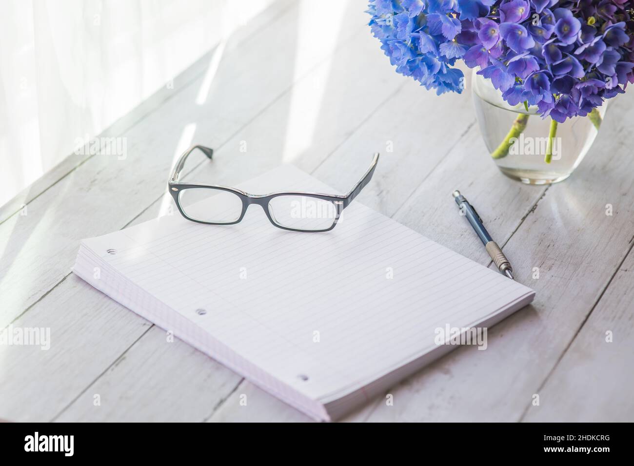 Hortensien Blumen mit Notizbuch auf dem Tisch mit Platz für Text Stockfoto