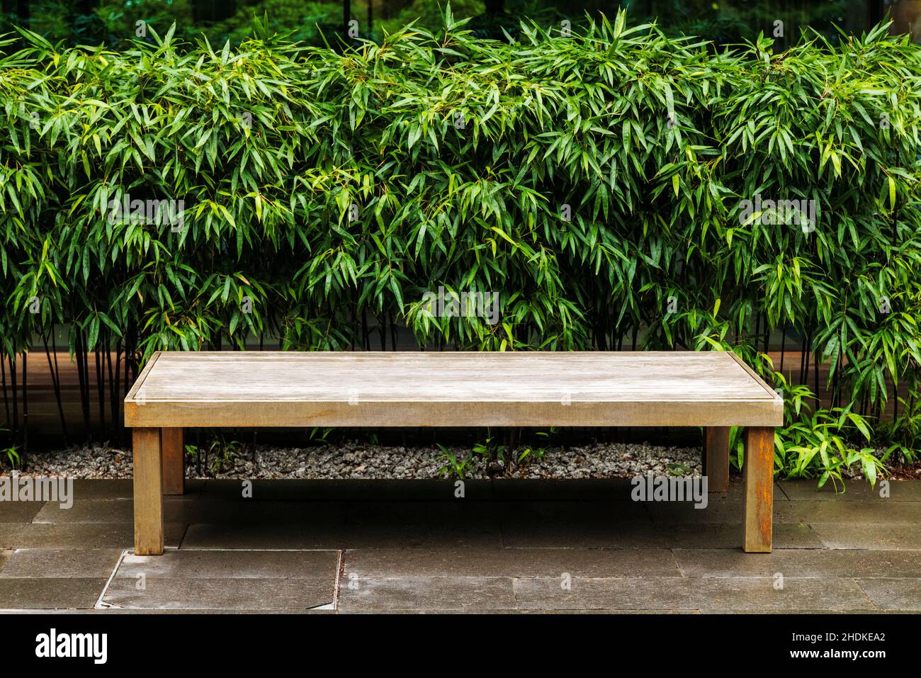 Einfache Holzbank; Portland Japanese Gardens; Portland; Oregon; USA Stockfoto