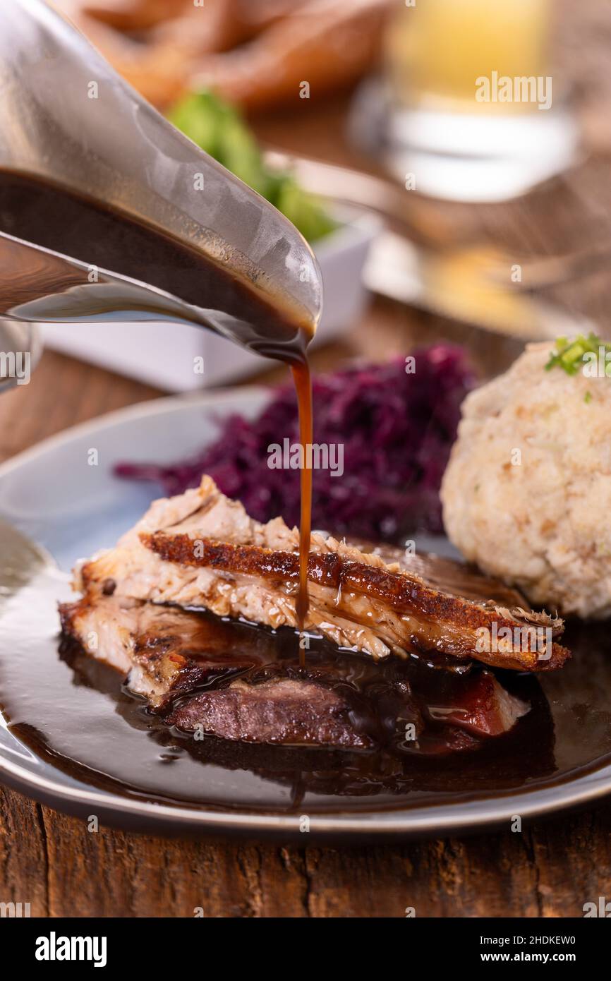 Gießen, Schweinebraten, Soße, Schweinebraten, Gravies Stockfoto