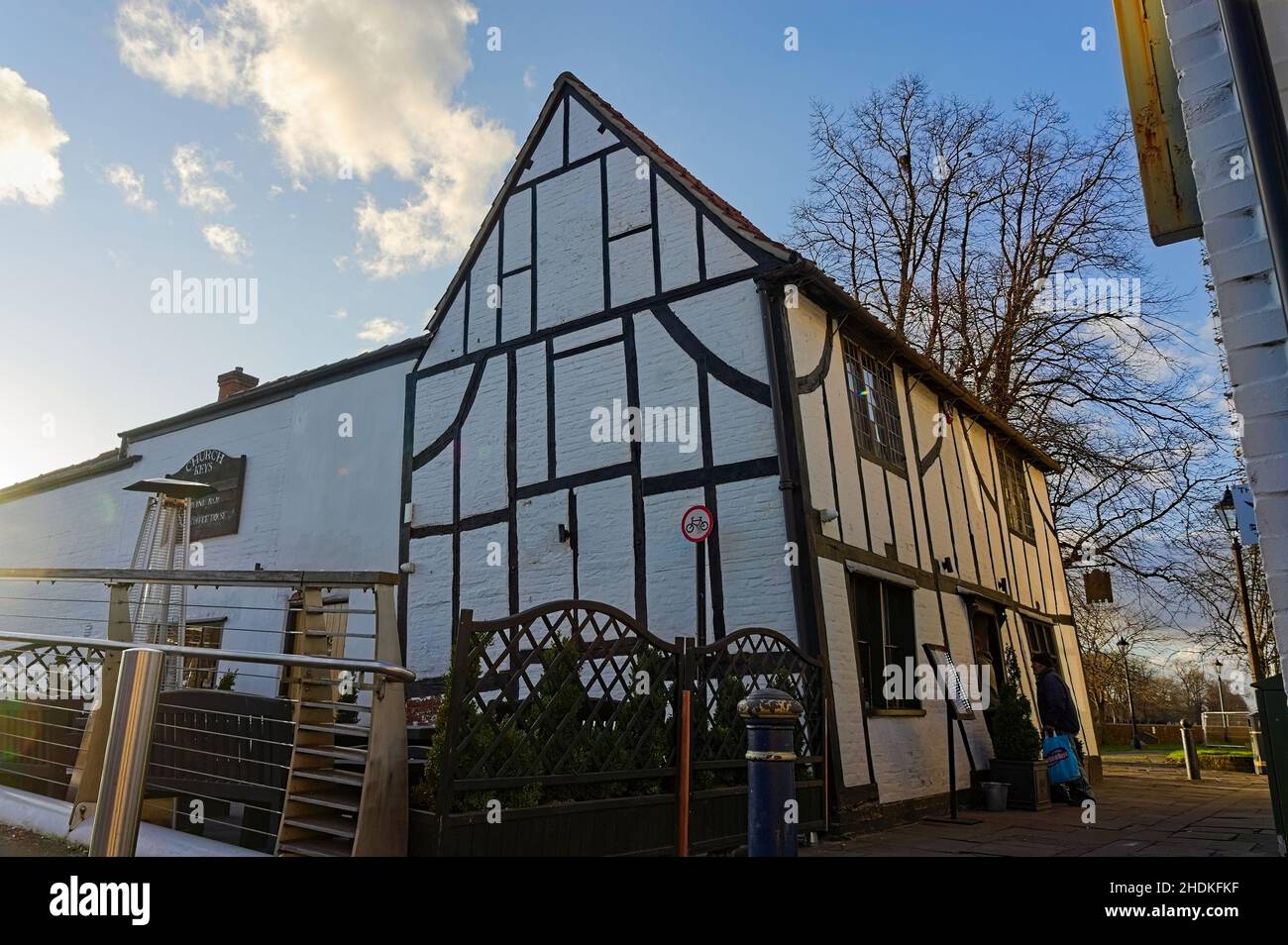 Church Keys Wine Bar & Restaurant im alten Tudor-Gebäude in der Nähe von St. Botolphs Fußgängerbrücke Stockfoto